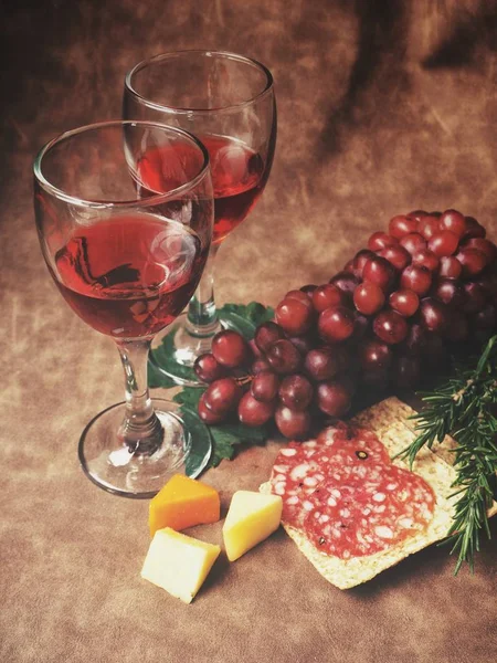 Rotwein mit Käse und Wurst — Stockfoto