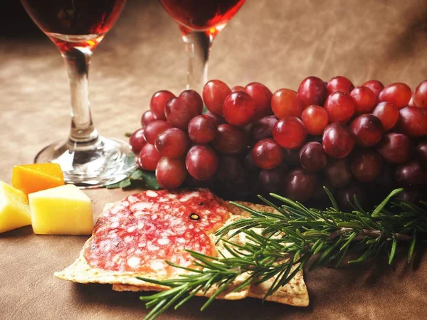 Красное вино с сыром и сосисками — стоковое фото
