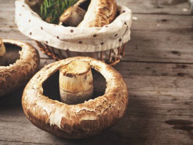 Portobello mantar rosemary ile