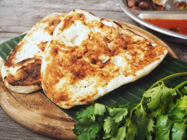 Hint naan ekmek ile köri