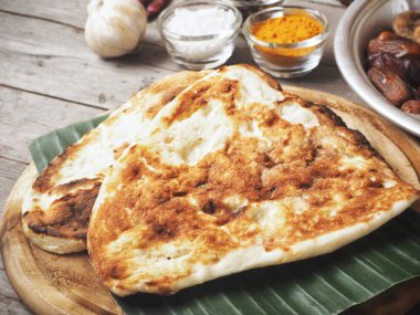 Hint naan ekmek muz yaprak üzerinde