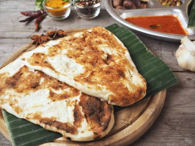 Hint naan ekmek ile köri