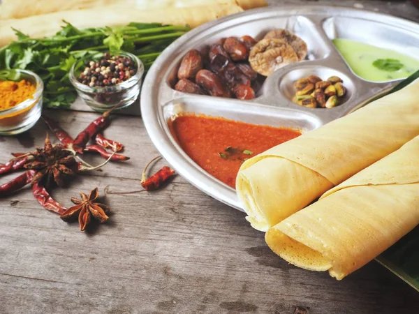 Masala dosa con salsa comida india —  Fotos de Stock