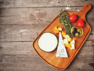 Çeşitli ahşap arka plan üzerinde peynir