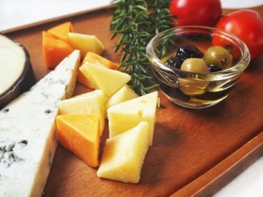 Çeşitli ahşap arka plan üzerinde peynir