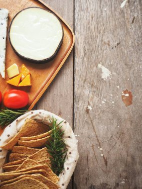 Çeşitli tam tahıl kraker ile peynir