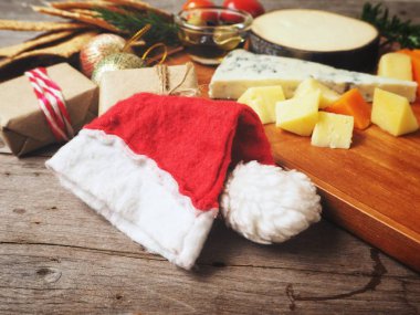 Çeşitli Noel şapka ile peynir