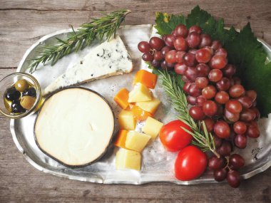 Çeşitli üzüm meyve ile peynir