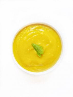 Beyaz arka planda izole balkabağı çorbası