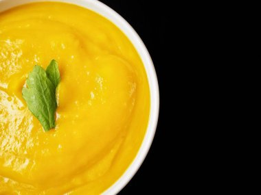 siyah arka plan üzerine balkabağı çorbası