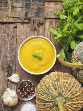 Ahşap arka plan üzerinde kabak çorbası