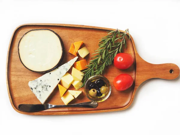 Käse verschiedene auf weißem Hintergrund isoliert — Stockfoto