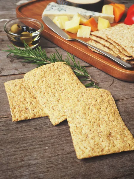 Queso varios con galleta de grano entero — Foto de Stock