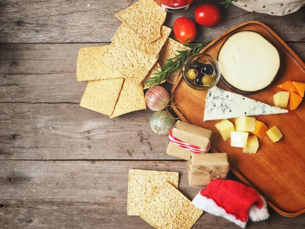 Käse mit Weihnachtsmütze — Stockfoto