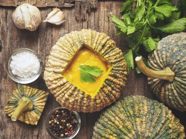 Calabaza de sopa sobre fondo de madera —  Fotos de Stock