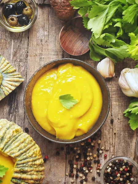 Taze ekmek ile kabak çorbası