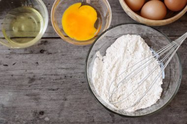Yumurta sarısı ve un ile kabartma malzemeler