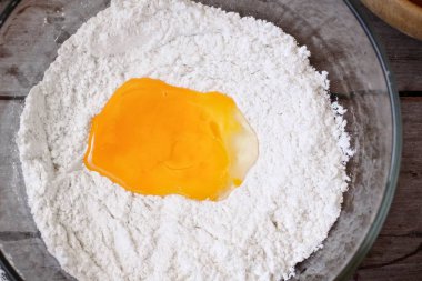 Yumurta sarısı ve un ile kabartma malzemeler