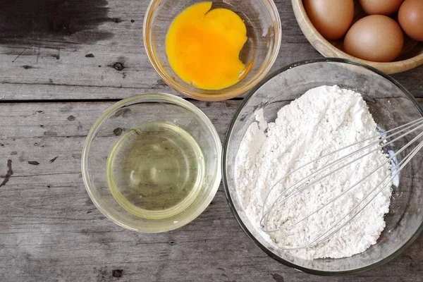 卵の黄身と小麦粉はベーキング成分 — ストック写真