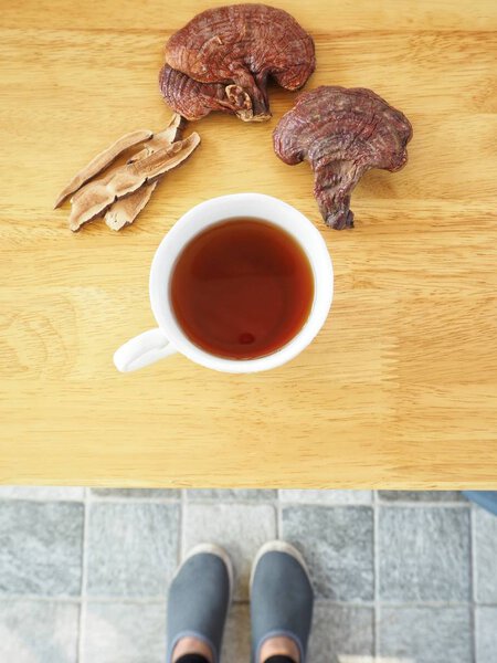 Селфи чая ganoderma lucidum с обувью
