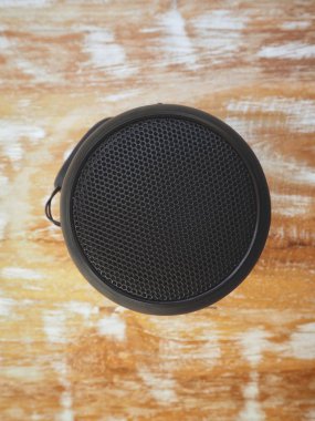 Tahta arka planda bluetooth hoparlörü