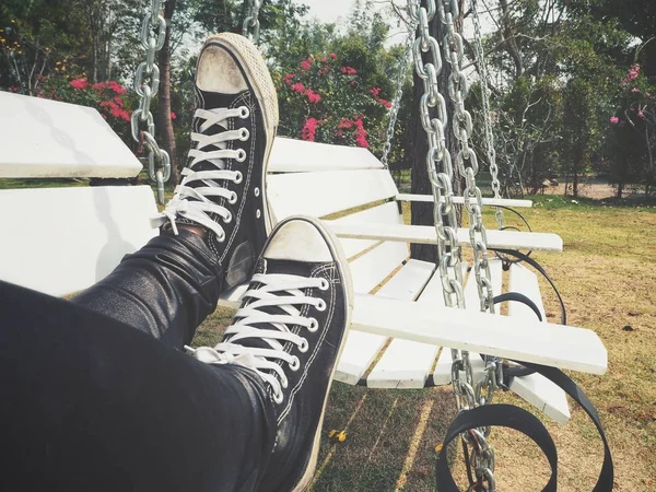 Selfie de zapatillas con columpio —  Fotos de Stock