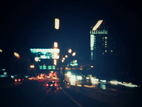 Borrosa de coche en la carretera por la noche — Foto de Stock