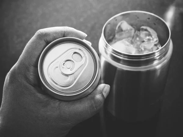 Cola can drink on hand — Stock Photo, Image