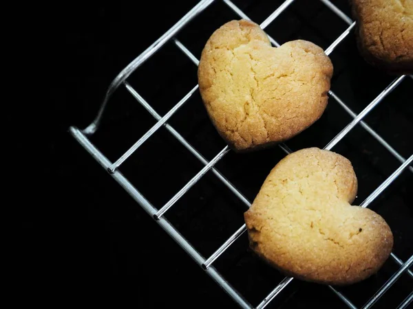 Coração de biscoitos no fundo preto — Fotografia de Stock