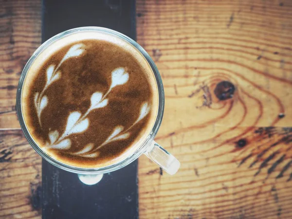 Kopi latte art di latar belakang kayu — Stok Foto