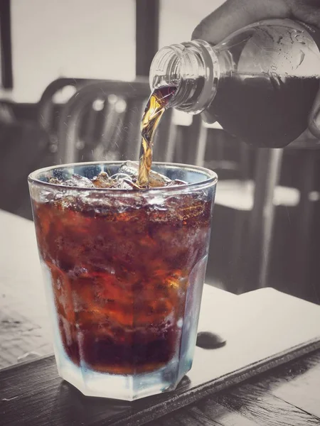 Verter la bebida de cola en el vaso — Foto de Stock