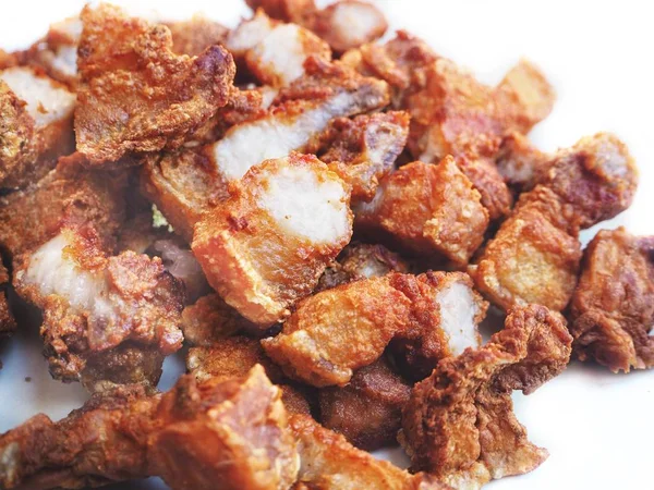 Çıtır domuz göbeği. Çin yemekleri izole edilmiş beyaz arka plan. — Stok fotoğraf