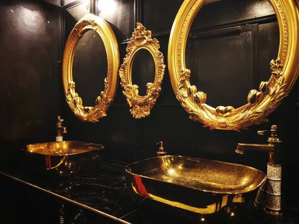 Gold wash basin luxury interior — Stock Photo, Image