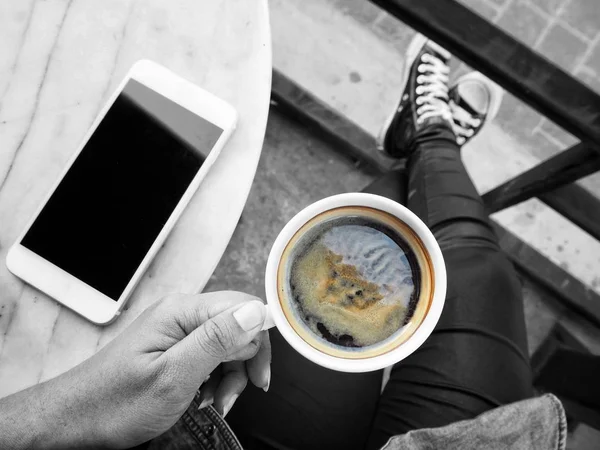 손에 커피를 마시는 여성 과 스마트폰 — 스톡 사진