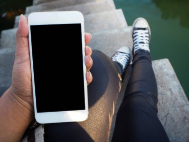 Akıllı telefon ve spor ayakkabı.