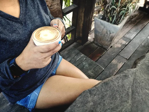 Žena pije horkou kávu na ruce — Stock fotografie