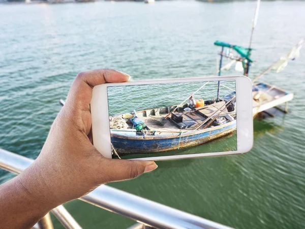 Tirando uma foto de barco com telefones inteligentes na mão — Fotografia de Stock