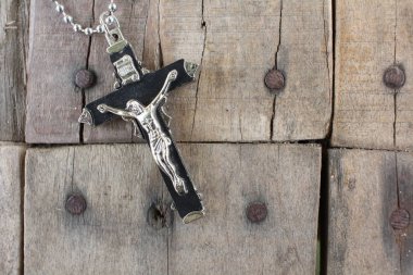 Kahverengi ahşap arka planda çapraz