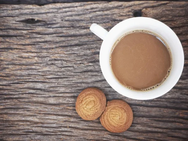 Taza de café caliente y galletas sobre fondo de madera — Foto de Stock