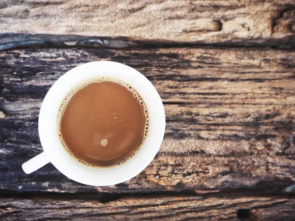 Taza de café caliente sobre fondo de madera — Foto de Stock