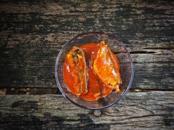 Conservas de pescado con salsa de tomate —  Fotos de Stock