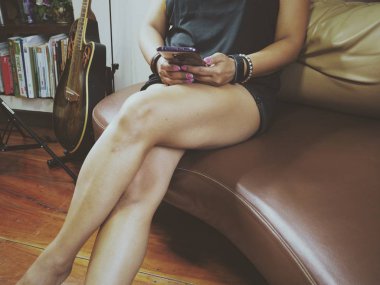 Kadın kanepede el akıllı telefon kullanarak