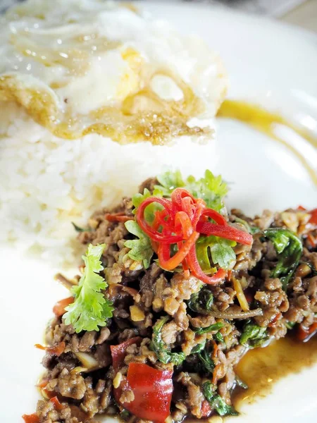 Basil dengan daging babi pada nasi Thailand makanan — Stok Foto