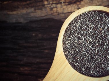 Ahşap arka planda Chia tohumları
