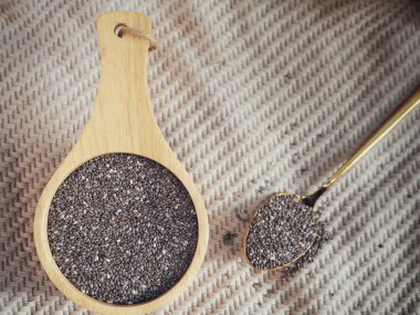 Kahverengi arkaplanda Chia tohumları