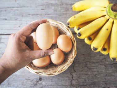 Yumurtalı ve elli muz.