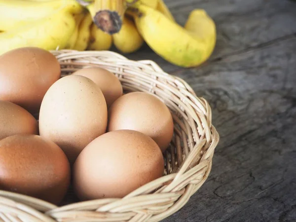 Banan och ägg på trä bakgrund — Stockfoto