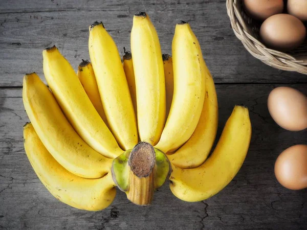 Banán és tojás fa alapon — Stock Fotó