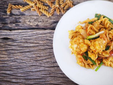 Ahşap arka planda Fusilli makarna