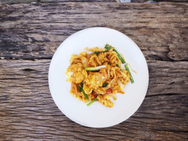 Ahşap arka planda Fusilli makarna